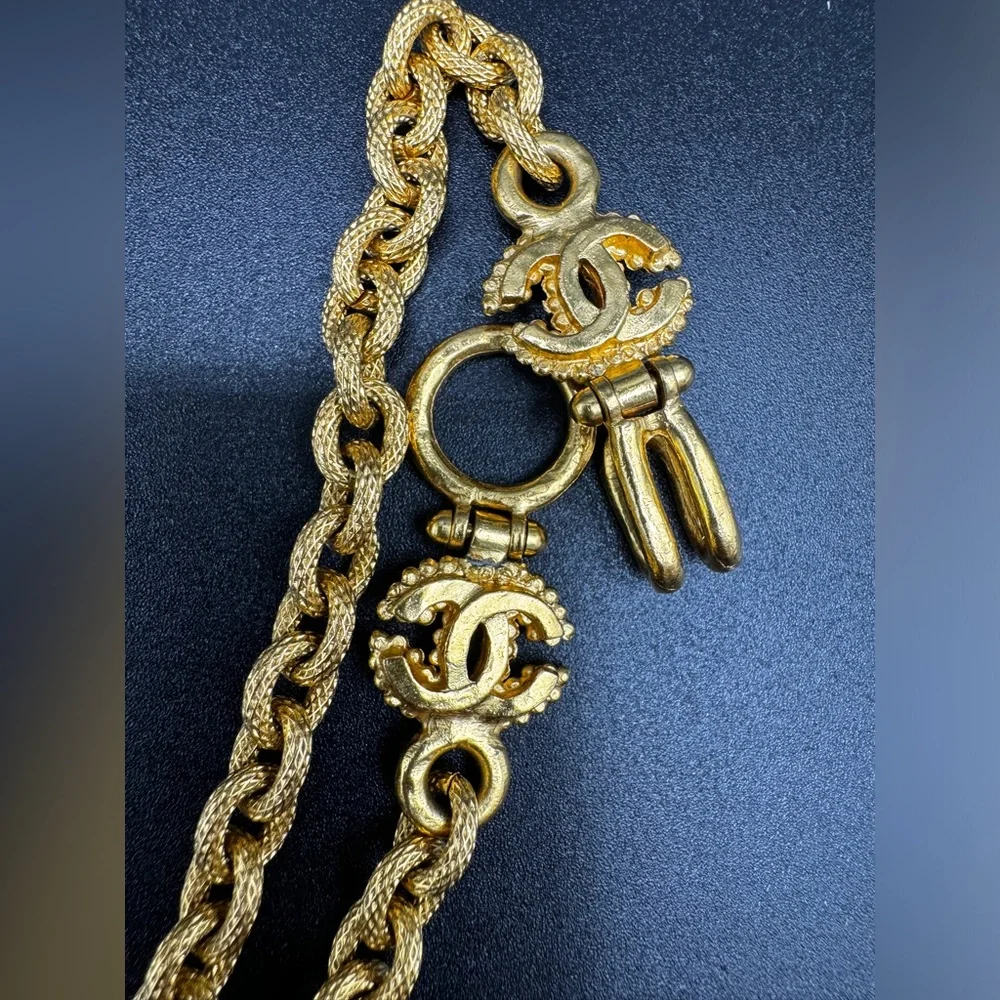 LOT 1500 24K gold plated CHANEL vintage Onyx CC magnifying Glass necklace